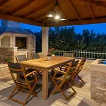 بيت للعطل Little Stone House