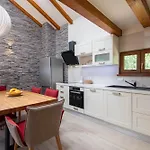 Little Stone House أوروبيتش