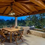 Little Stone House بيت للعطل