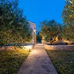 Little Stone House أوروبيتش
