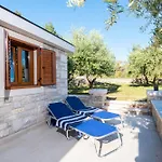 بيت للعطل Little Stone House