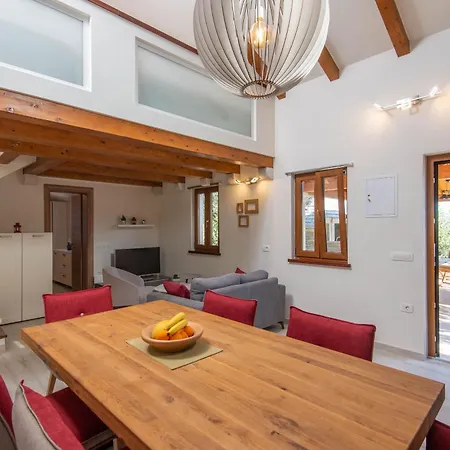 بيت للعطل Little Stone House